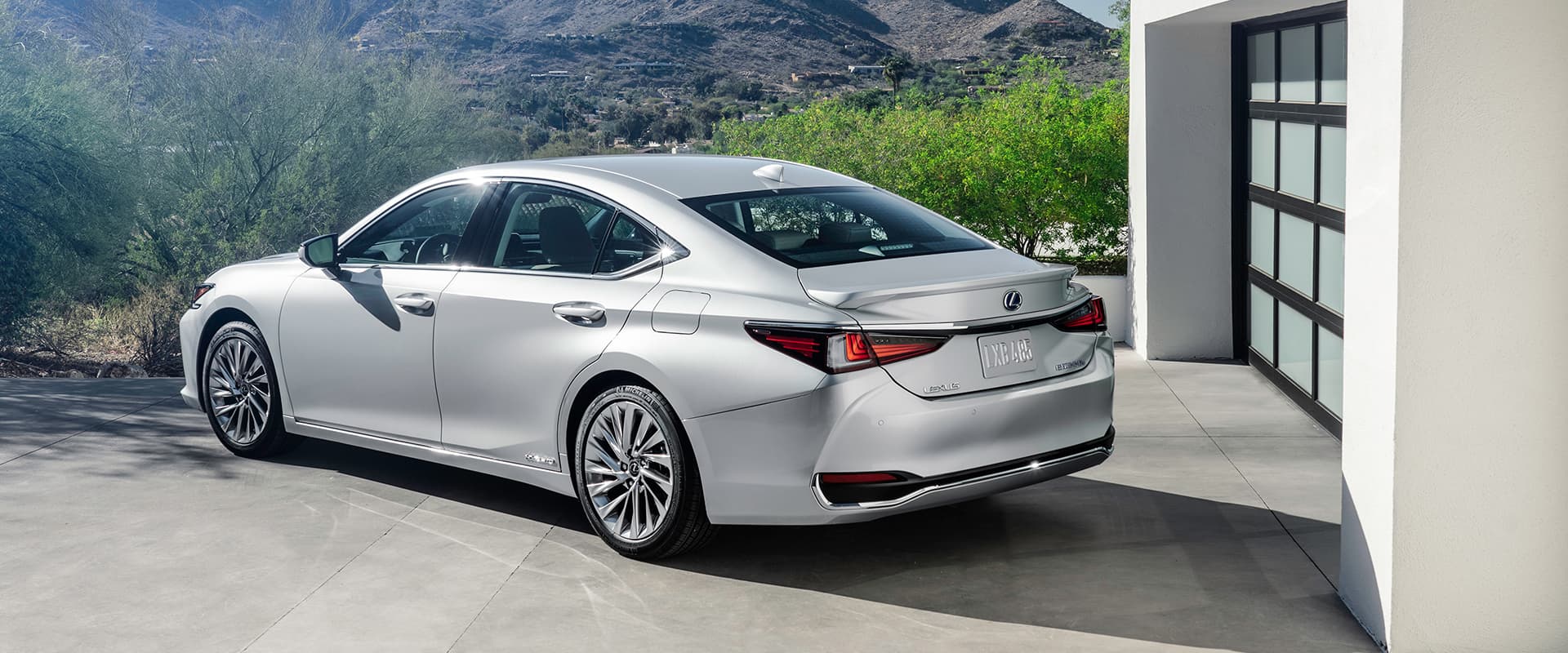 Lexus ES 300h Ultra Luxury | Sedan | Lexus Indonesia