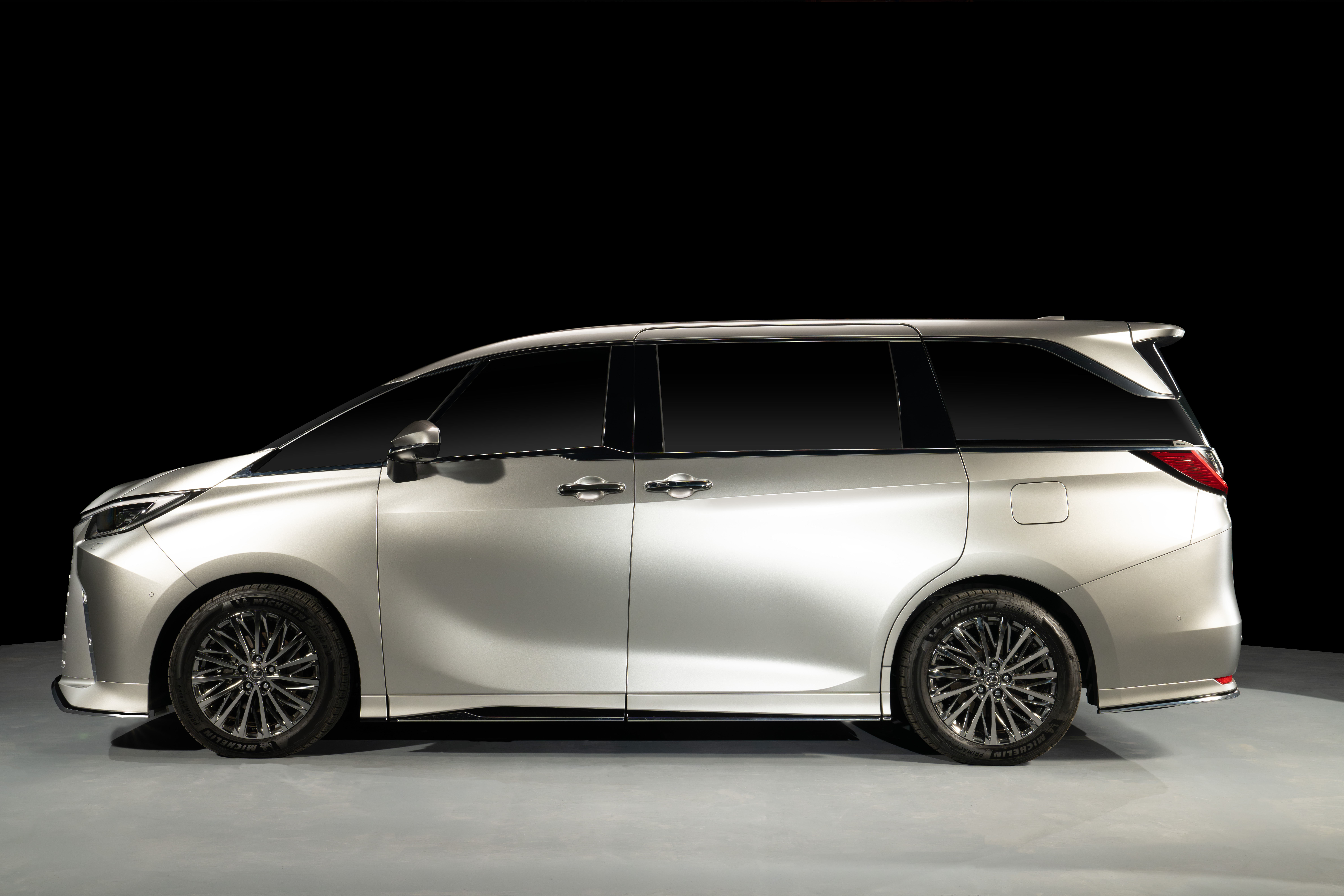 Lexus LM | Hybrid Vehicle | Lexus Indonesia